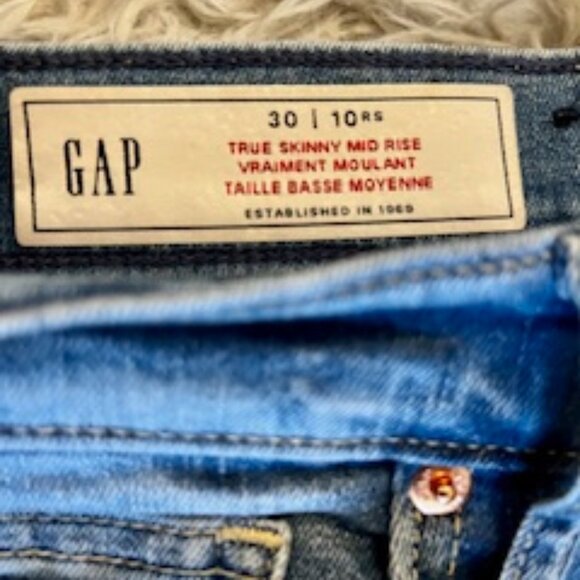 GAP Mid Rise Distressed Jeans. Size 30 - Picture 7 of 8